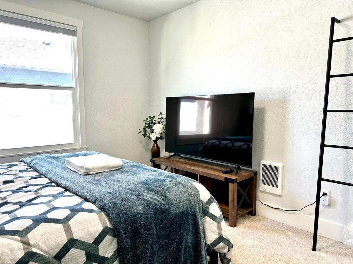 Tacoma 2 Bedrooms 1 Baths Sleep 5 With Compact Kitchen Kültér fotó
